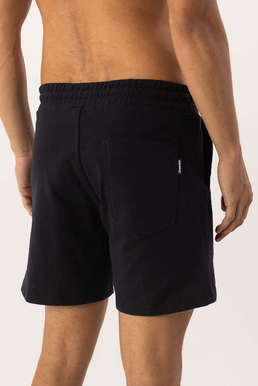 Bermuda Moletom Alpes preta da Greenish, vista traseira, com cós elástico e bolso, estilo vintage.