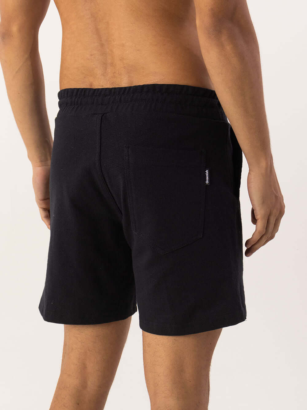 Bermuda Moletom Alpes preta da Greenish, vista traseira, com cós elástico e bolso, estilo vintage.