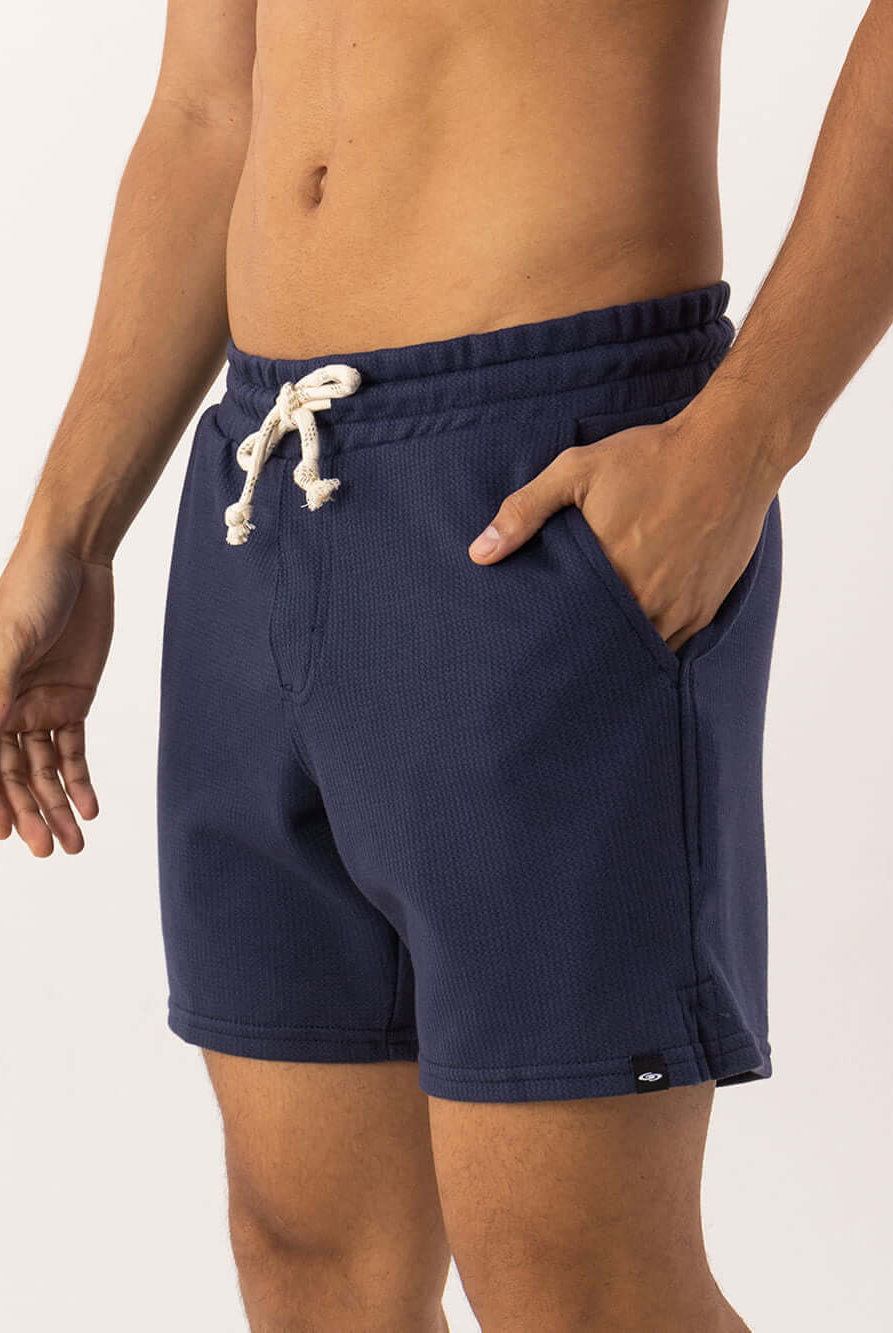 Bermuda Moletom Alpes da Greenish, azul marinho, com modelagem vintage e ajuste confortável.