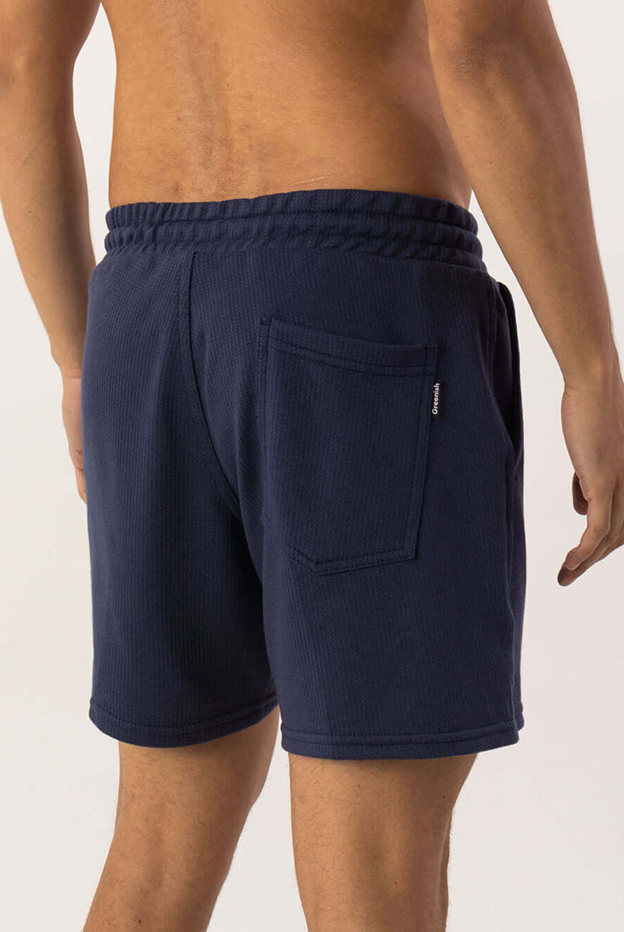 Bermuda Moletom Alpes azul marinho da Greenish, modelagem vintage, confortável e com bolsos práticos.