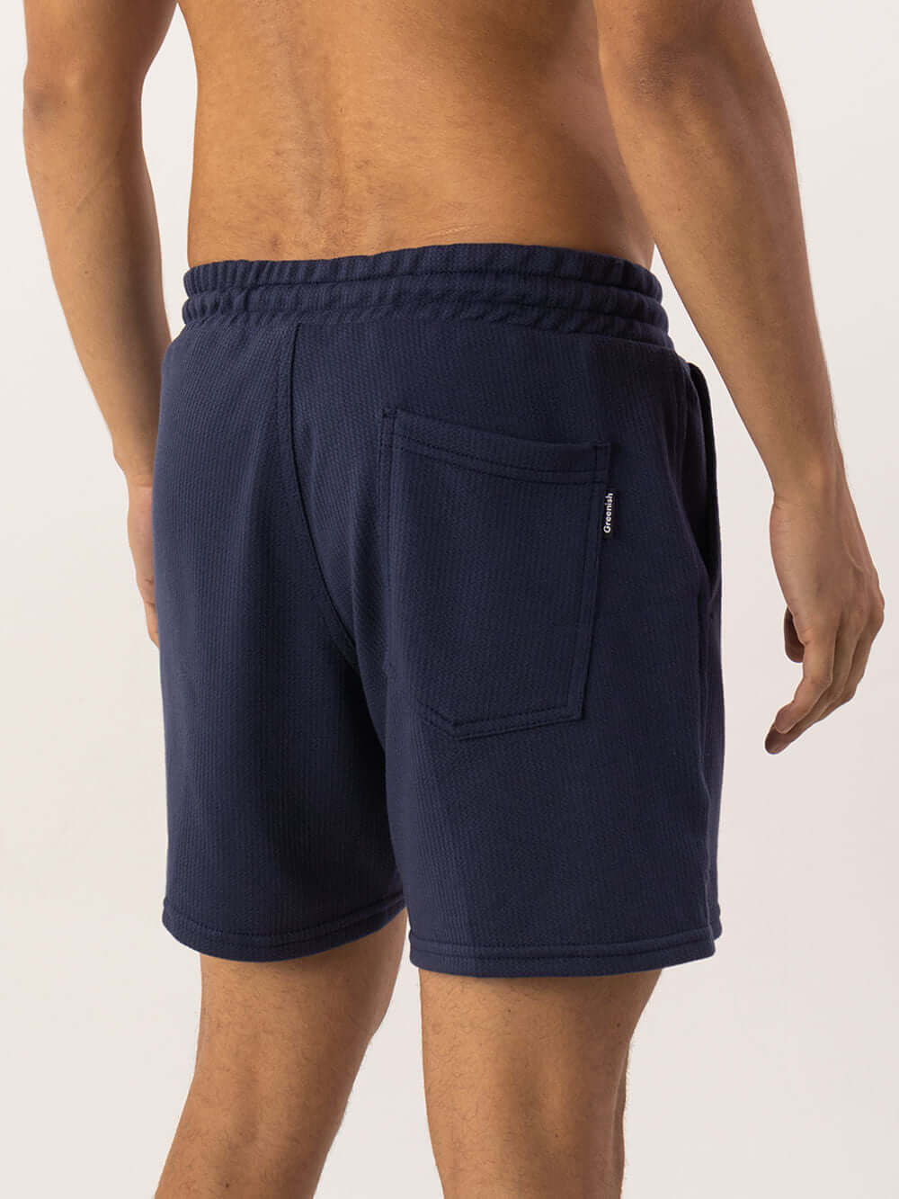 Bermuda Moletom Alpes azul marinho da Greenish, modelagem vintage, confortável e com bolsos práticos.