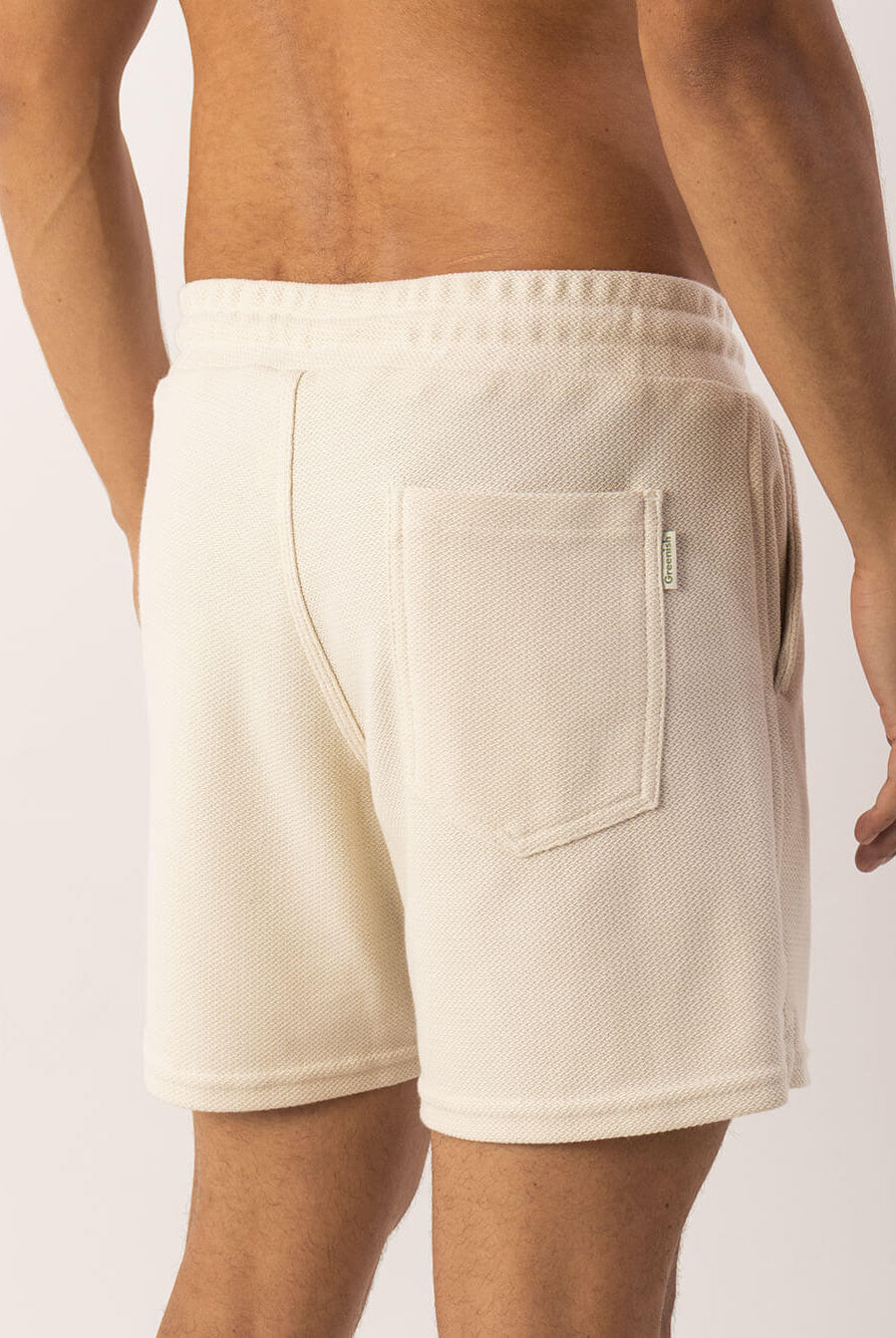 Bermuda Moletom Alpes off white da Greenish, com cós elástico e bolso traseiro para conforto e praticidade.