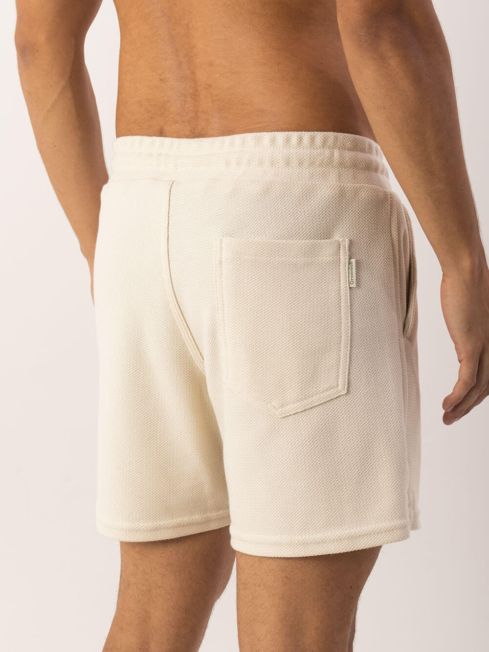 Bermuda Moletom Alpes off white da Greenish, com cós elástico e bolso traseiro para conforto e praticidade.