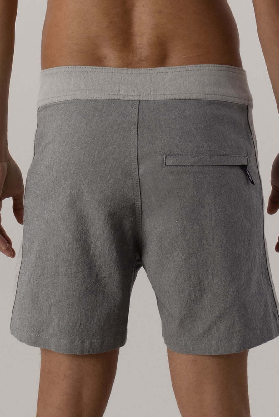 Bermuda Casual Favorite Place cinza da Greenish, com cós anatômico e bolso traseiro com zíper.