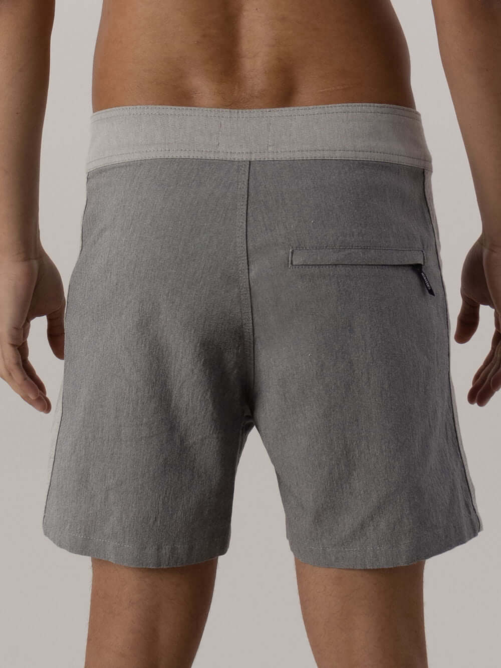 Bermuda Casual Favorite Place cinza da Greenish, com cós anatômico e bolso traseiro com zíper.
