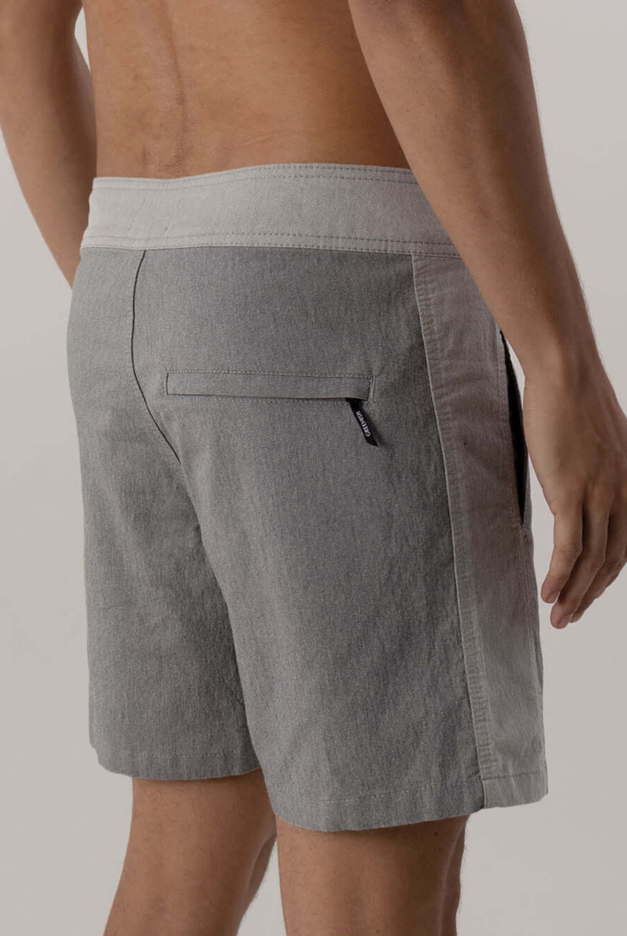 Bermuda Casual Favorite Place cinza da Greenish com bolsos laterais e traseiro com zíper, estilo sofisticado e casual.