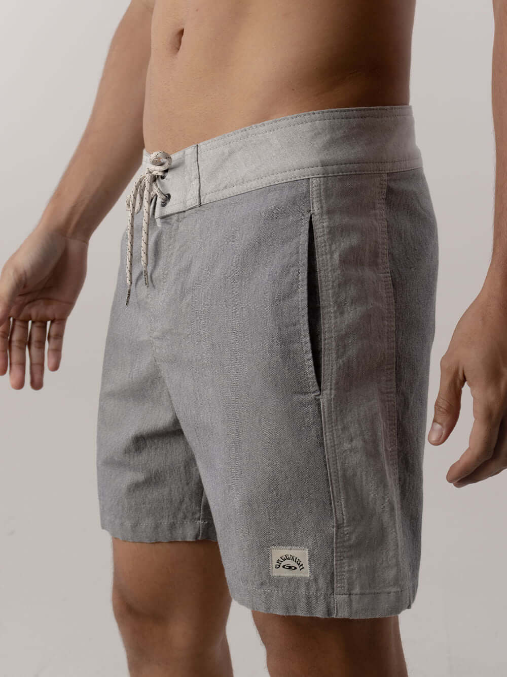 Bermuda Casual Favorite Place Cinza da Greenish, com design anatômico e estilo sofisticado.