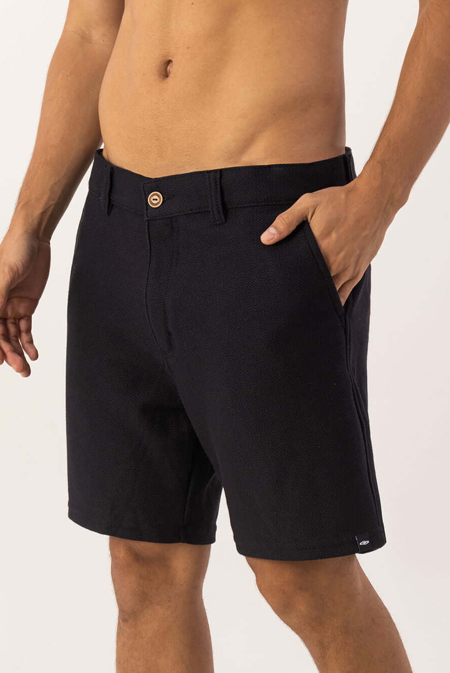 Bermuda Aspen preta da Greenish, estilo vintage com bolsos práticos e acabamento resistente.