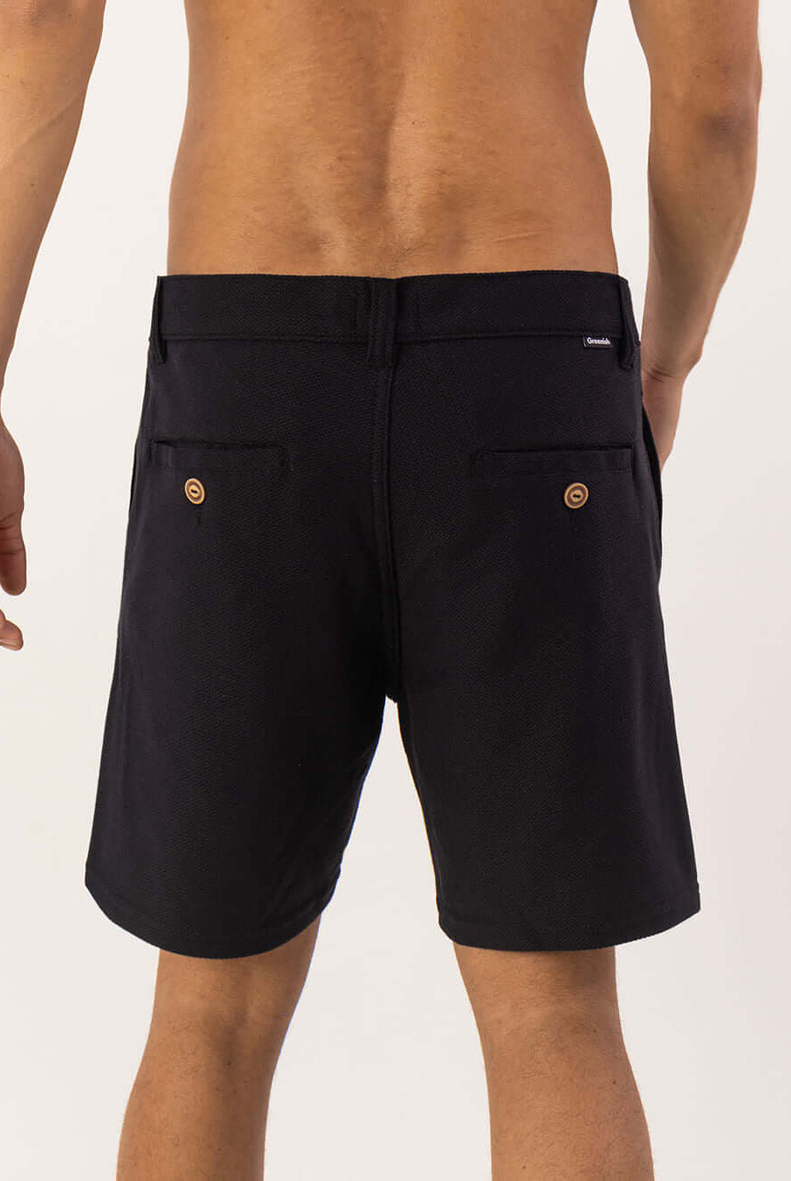 Bermuda Aspen preta da Greenish, vista traseira, com costura tripla e dois pares de bolsos, perfeita para estilo urbano.