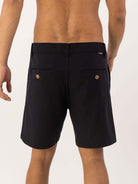 Bermuda Aspen preta da Greenish, vista traseira, com costura tripla e dois pares de bolsos, perfeita para estilo urbano.