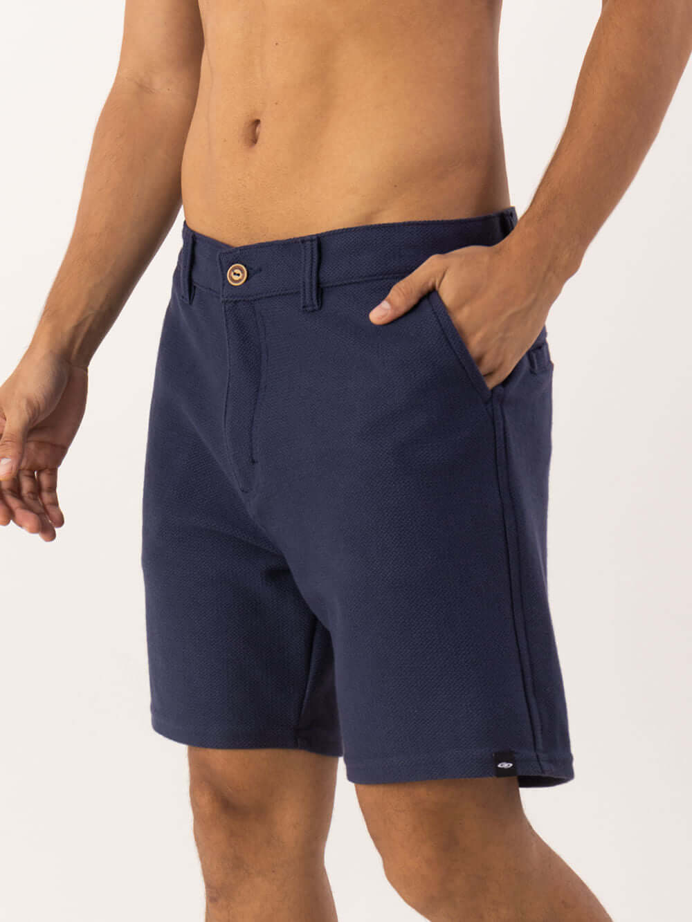 Bermuda Aspen da Greenish em azul marinho, estilo clássico e moderno, com bolsa e botão de madeira.