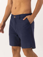 Bermuda Aspen da Greenish em azul marinho, estilo clássico e moderno, com bolsa e botão de madeira.