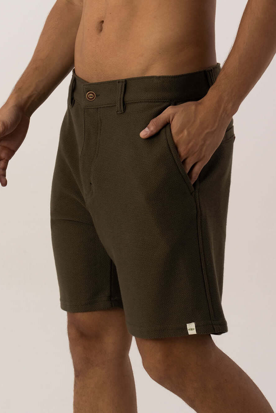 Bermuda Aspen Verde da Greenish, estilosa e moderna, perfeita para o rolê urbano e pós-praia.