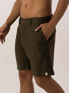 Bermuda Aspen Verde da Greenish, estilosa e moderna, perfeita para o rolê urbano e pós-praia.