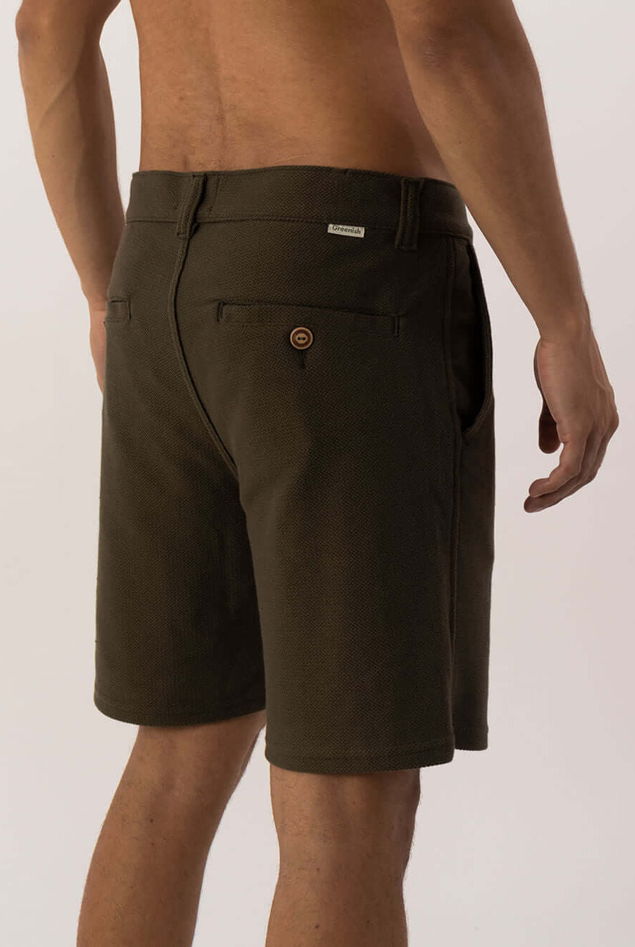 Bermuda Aspen Verde da Greenish, com costura tripla e dois bolsos, estilo clássico e toque moderno.