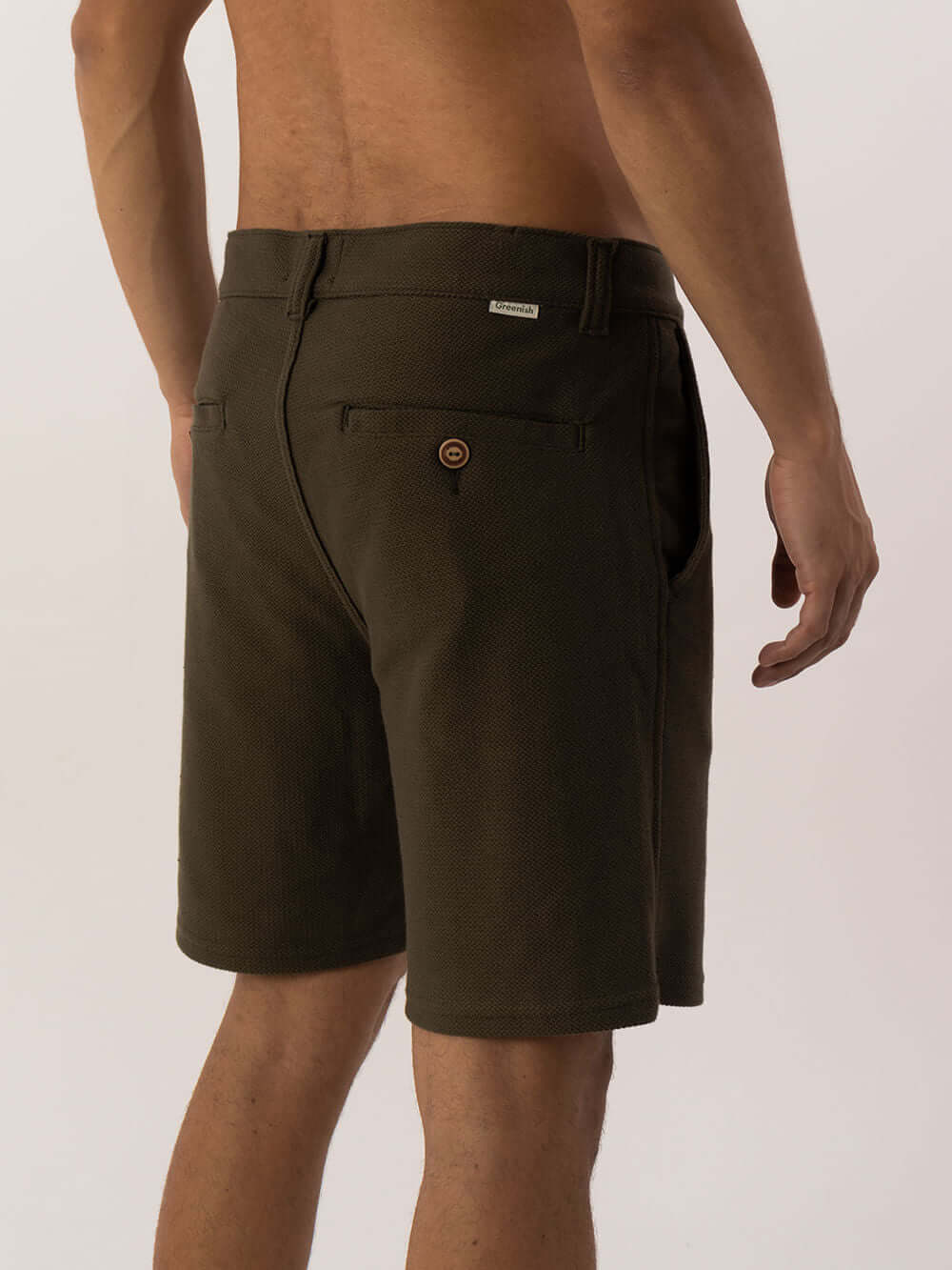 Bermuda Aspen Verde da Greenish, com costura tripla e dois bolsos, estilo clássico e toque moderno.