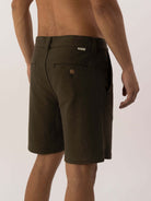 Bermuda Aspen Verde da Greenish, com costura tripla e dois bolsos, estilo clássico e toque moderno.