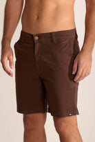 Bermuda Urban Marron para homens, shorts de sarja premium, estilo vintage e urbano, ideal para praia e passeios.