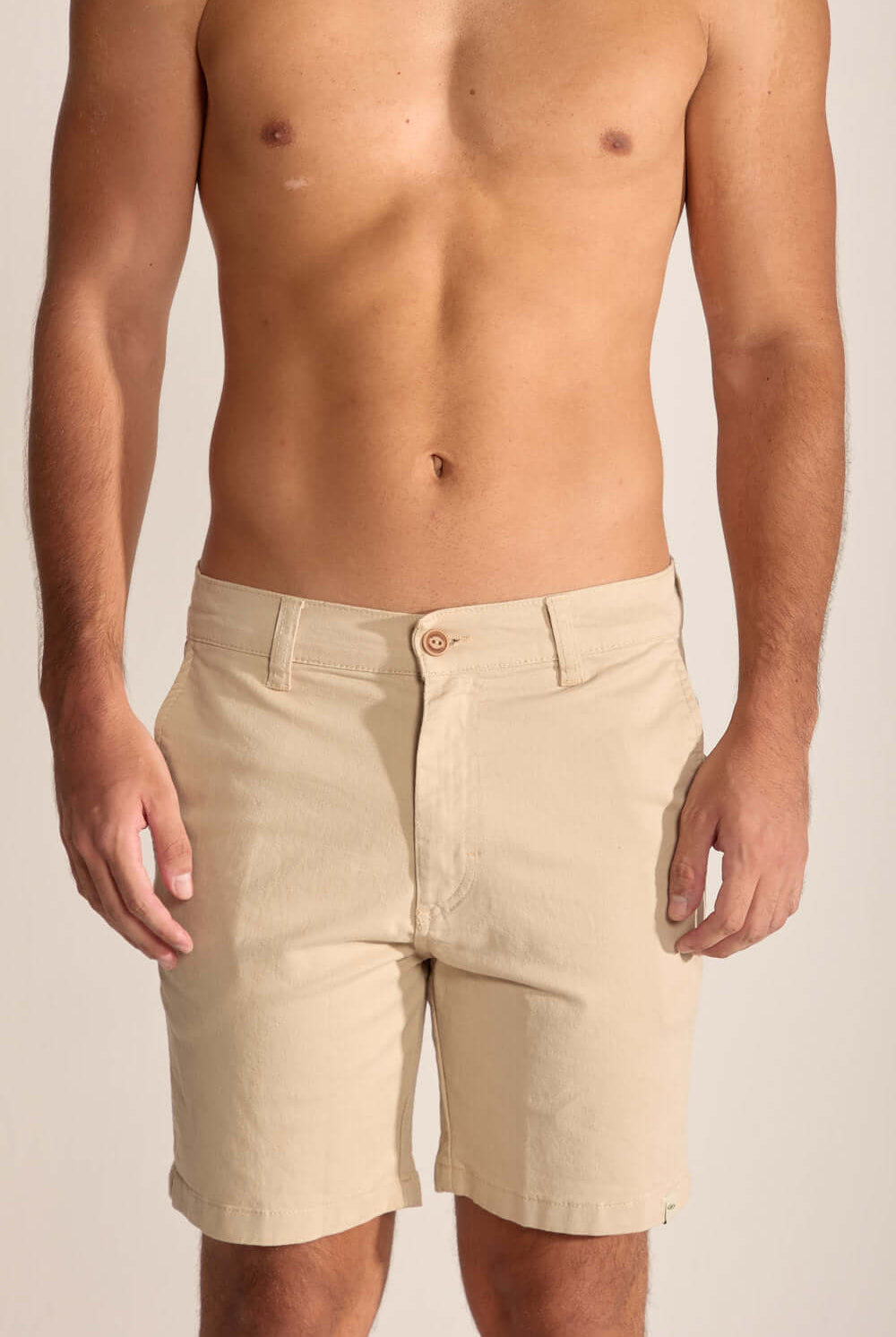 Bermuda sarja Chino Greenish na cor areia, ideal para ocasiões urbanas e ao ar livre.