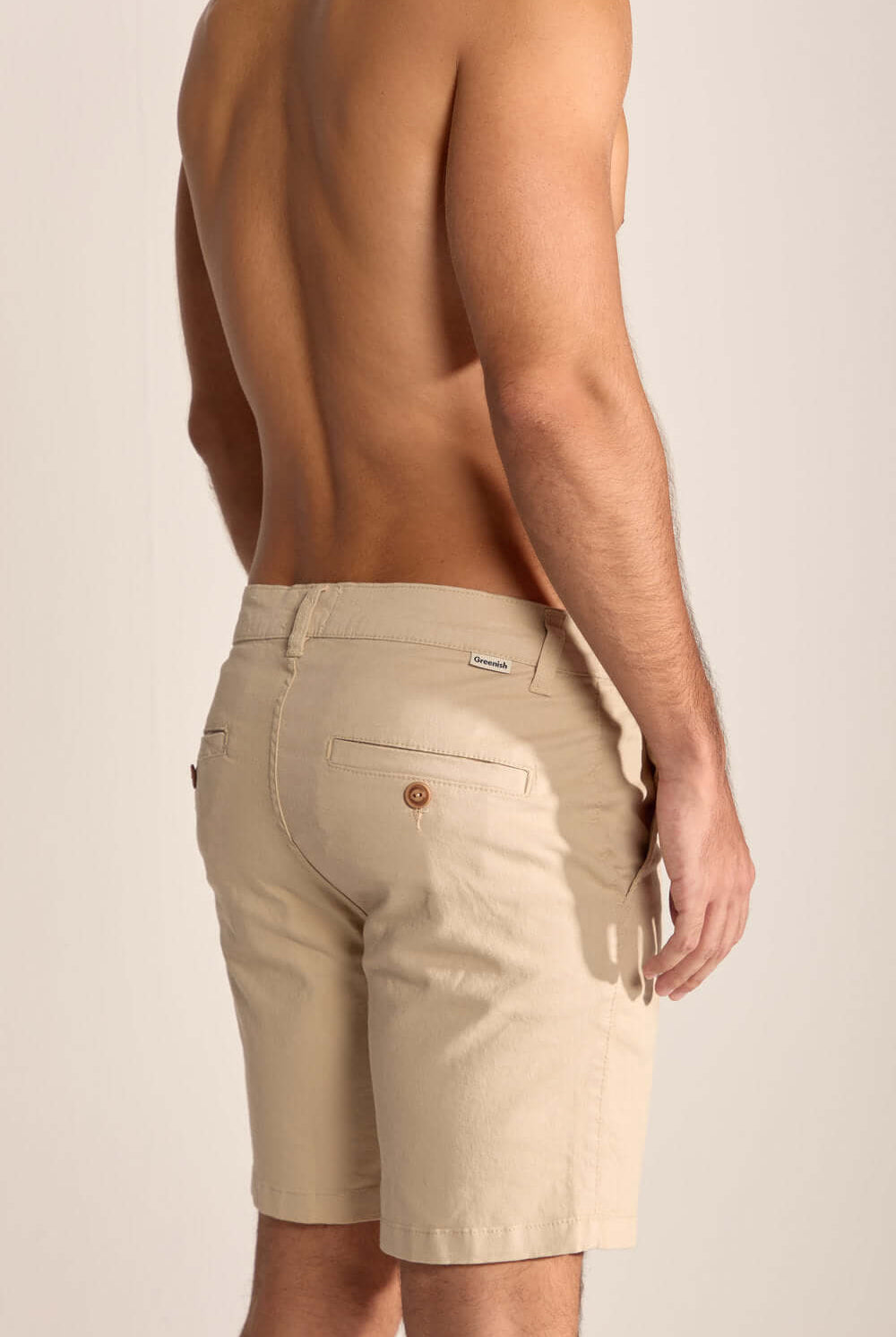 Bermuda sarja Chino Areia da Greenish, com modelagem vintage e toque macio, ideal para o visual urbano.