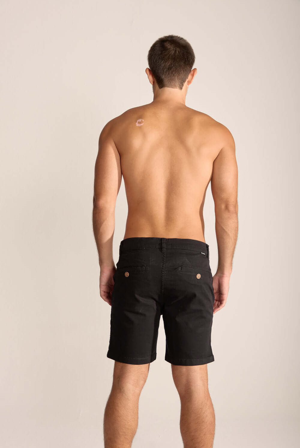 Bermuda urban preta da Greenish, modelo vintage com caimento perfeito, ideal para o verão e passeios ao ar livre.