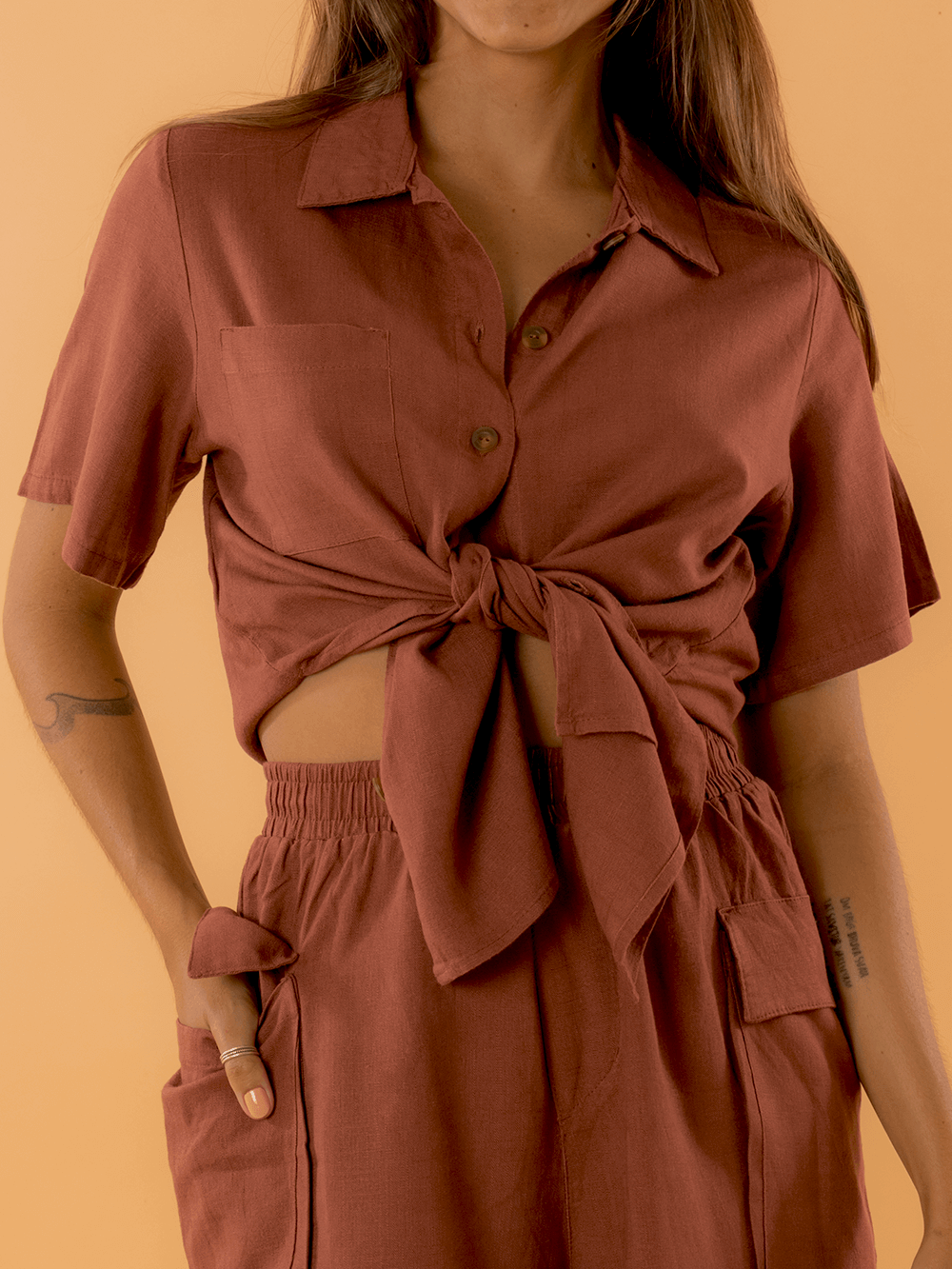 Camisa Tayla marron da Greenish, com nó frontal, estilo casual e descontraído.