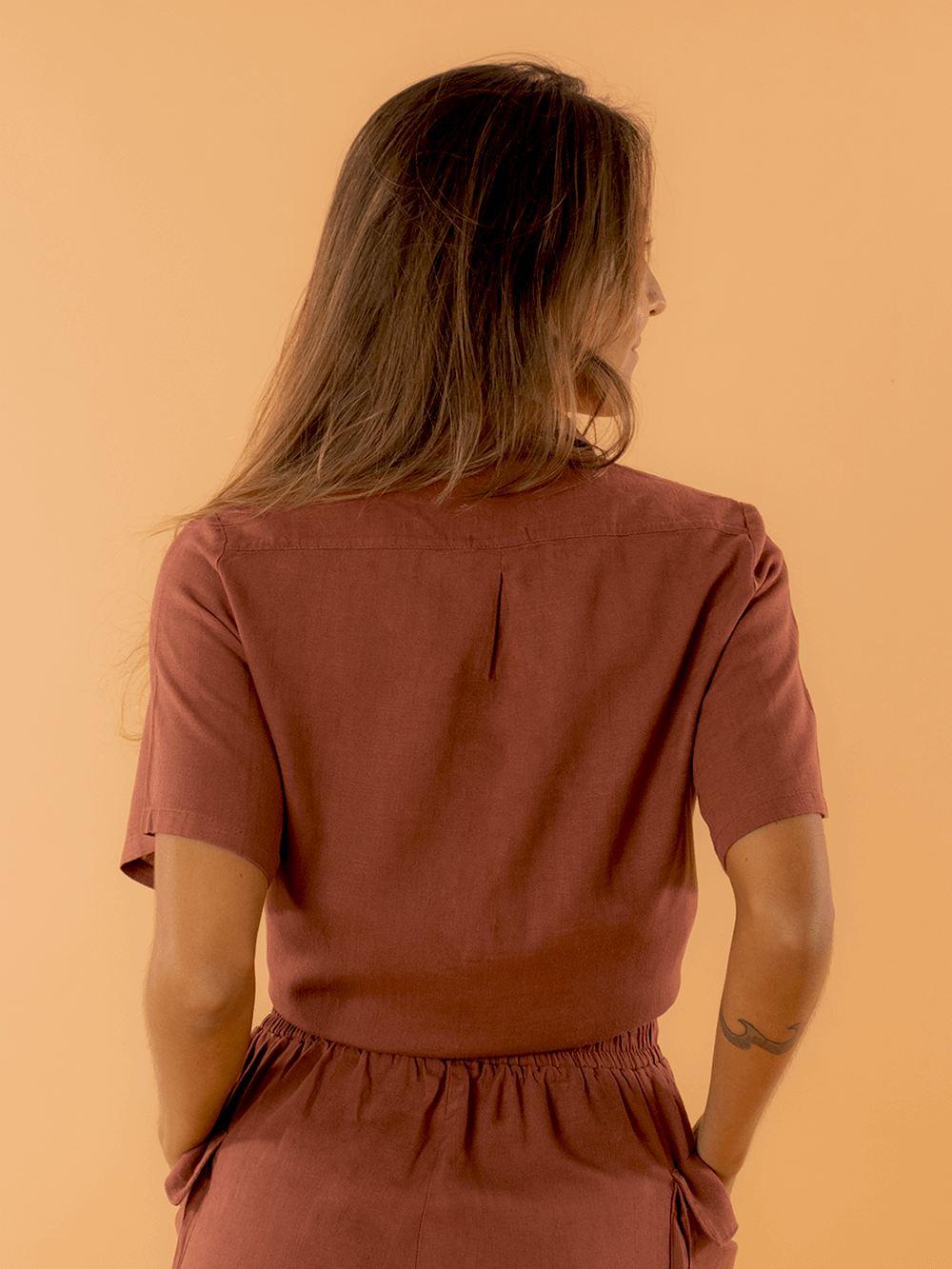 Camisa Tayla marron da Greenish, vista de costas, estilo moderno e confortável.