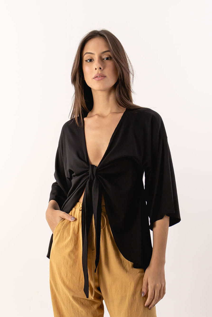 Blusa Paola - Preto da marca Greenish, com detalhe de amarração na frente, estilo moderno e elegante.