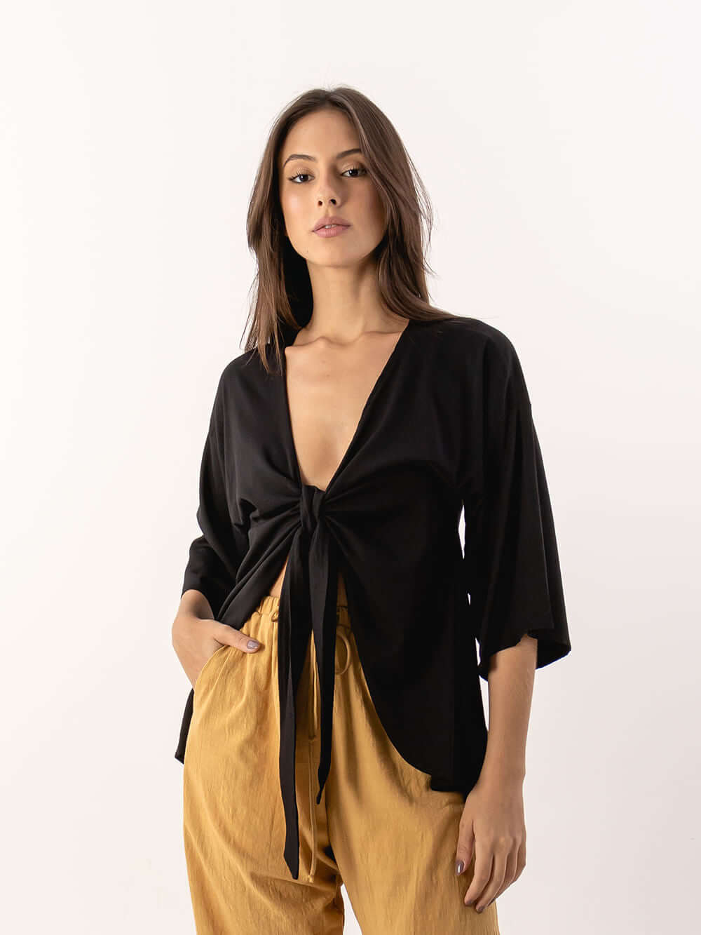 Blusa Paola - Preto da marca Greenish, com detalhe de amarração na frente, estilo moderno e elegante.