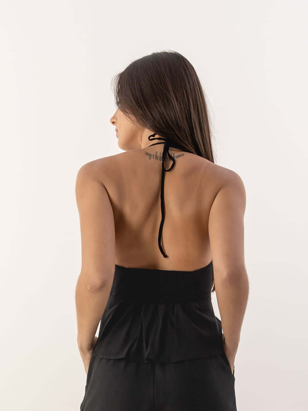 Blusa Mango preta da Greenish vista de costas, com detalhe de alças e caimento leve.