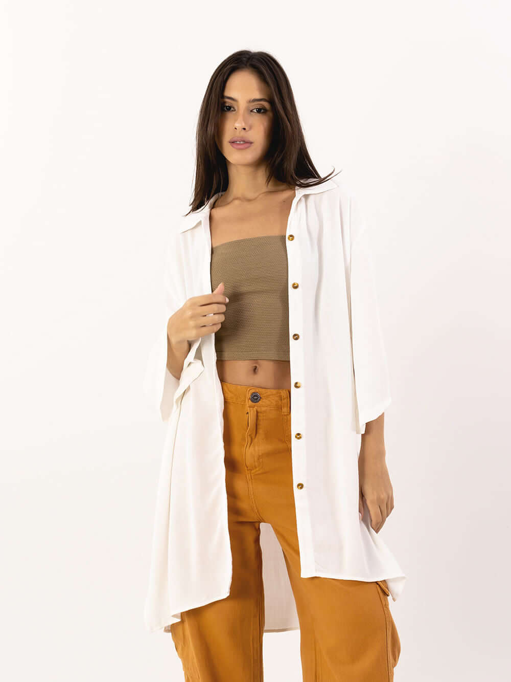 Camiseta off white da Greenish, modelo Marina, com botões, perfeita para looks casuais e modernos.