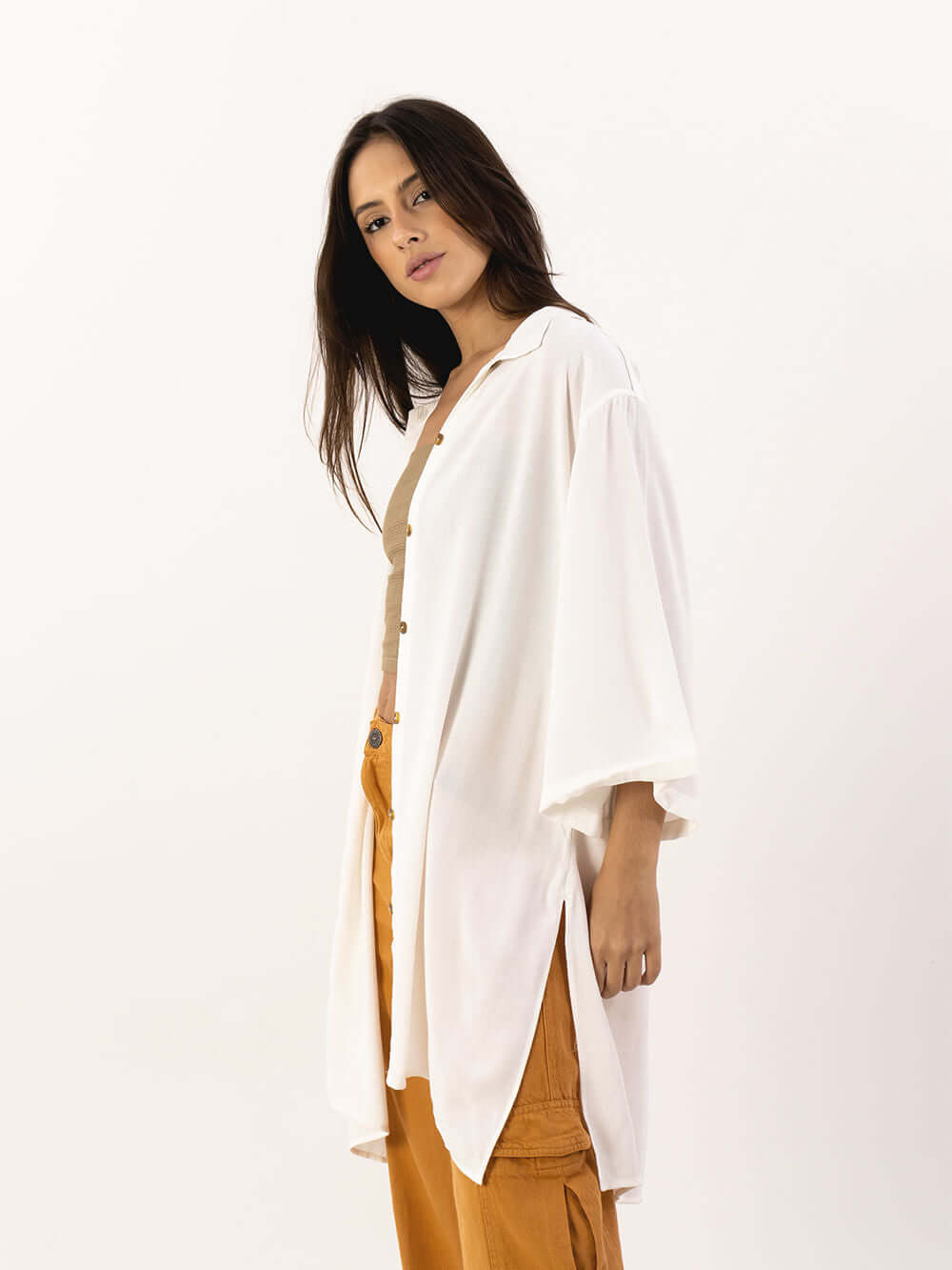 Camisa Marina off white da Greenish, modelo elegante com botões frontais e corte solto, ideal para looks casuais.