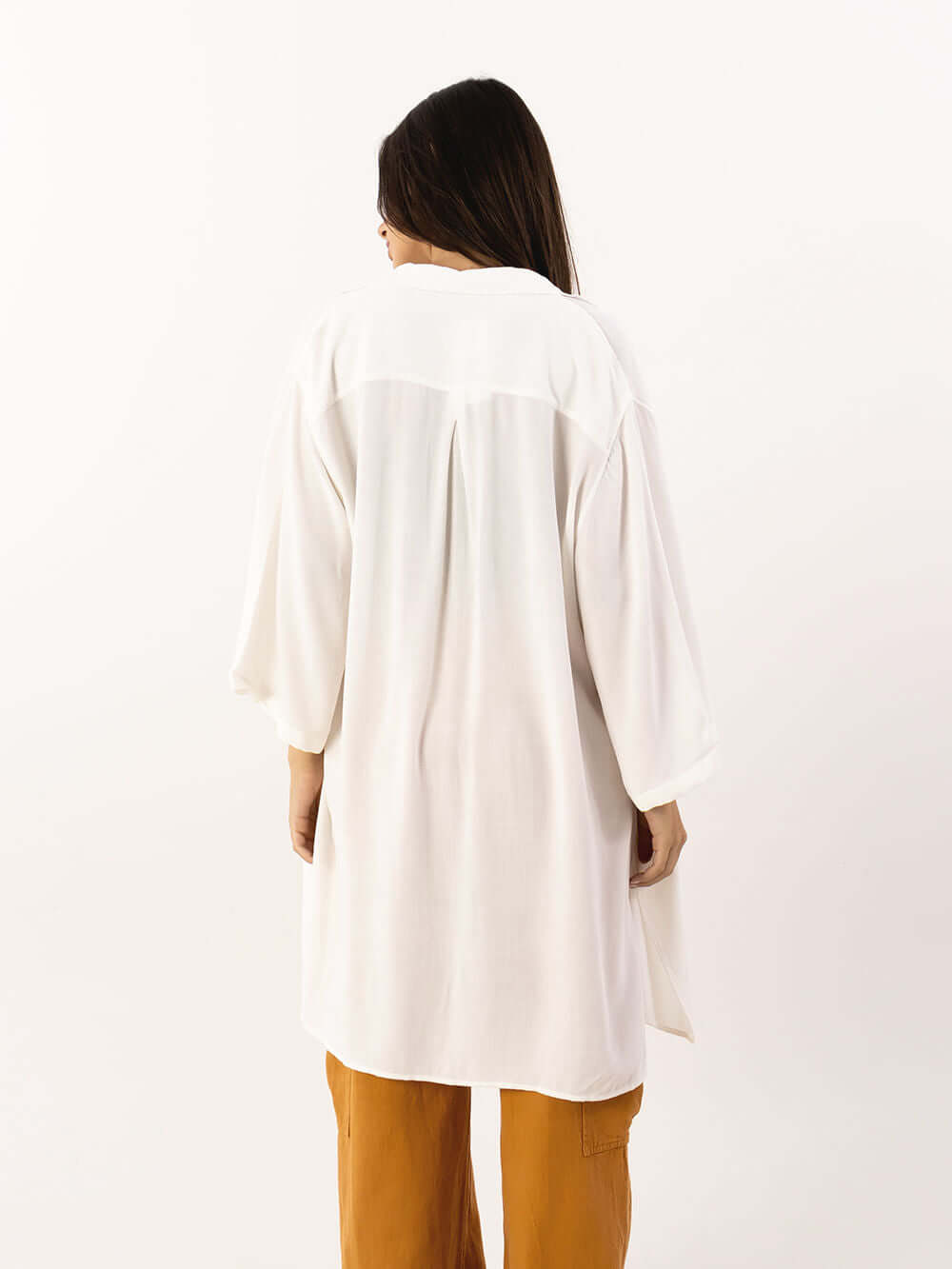 Camisa Marina off white da Greenish vista de costas, ideal para looks elegantes e confortáveis.