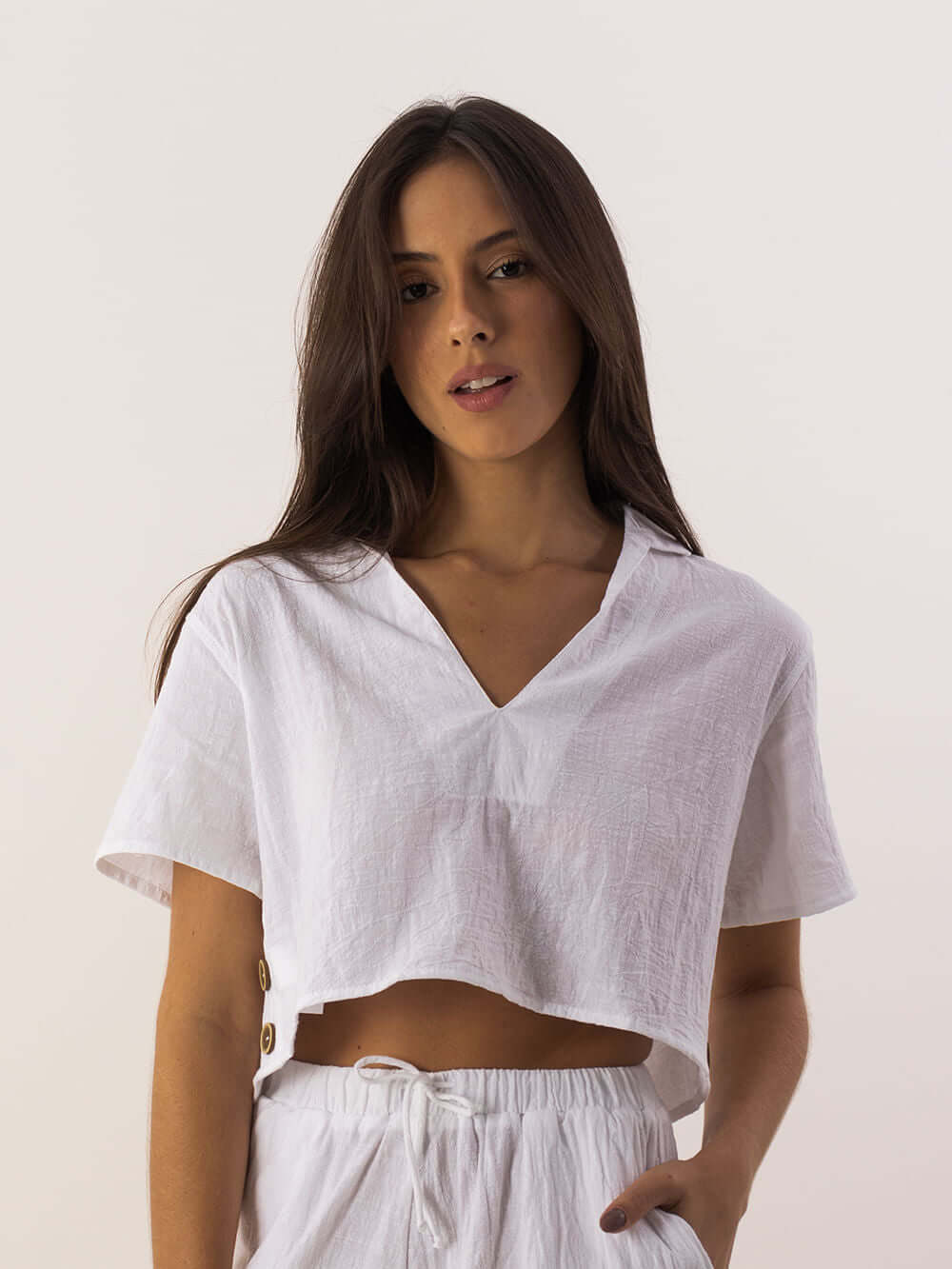 Blusa ISA branca da marca Greenish, com decote em V e botões, perfeita para looks casuais e confortáveis.