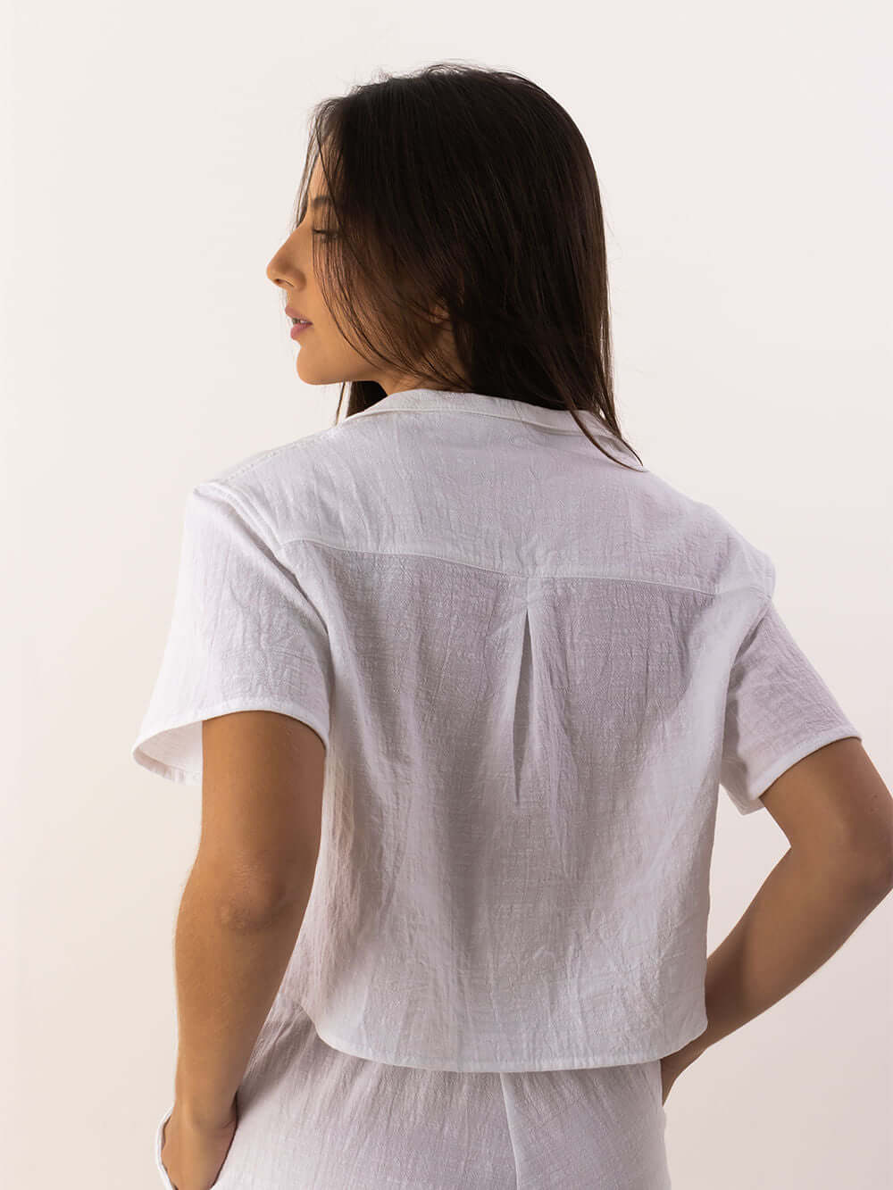 Blusa ISA branca da marca Greenish, vista de costas, tecido leve e casual para o verão.