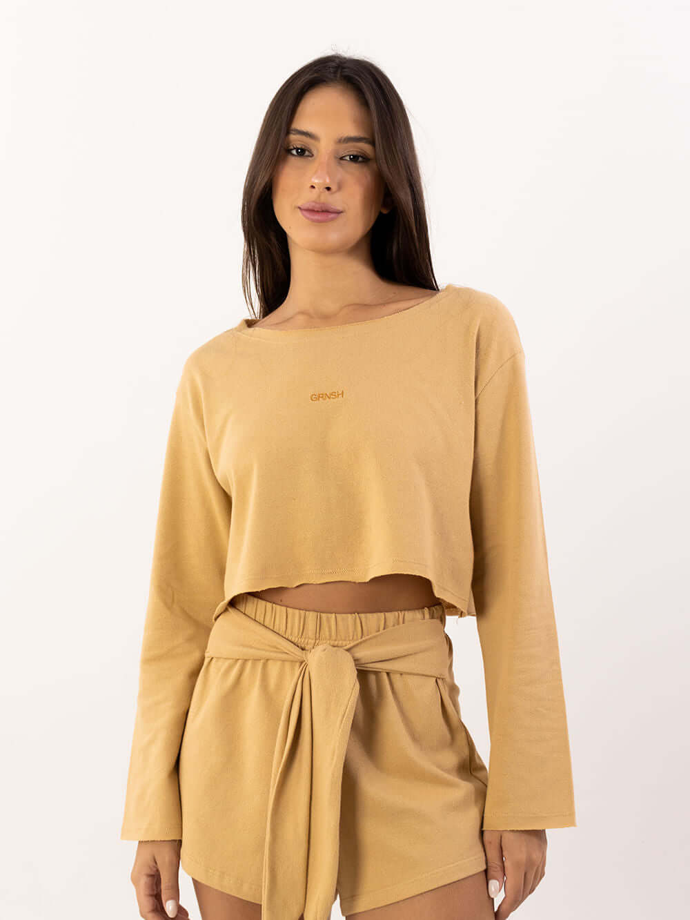 Blusa cropped Analuh caqui da marca Greenish, com manga longa e detalhe de cintura alta.