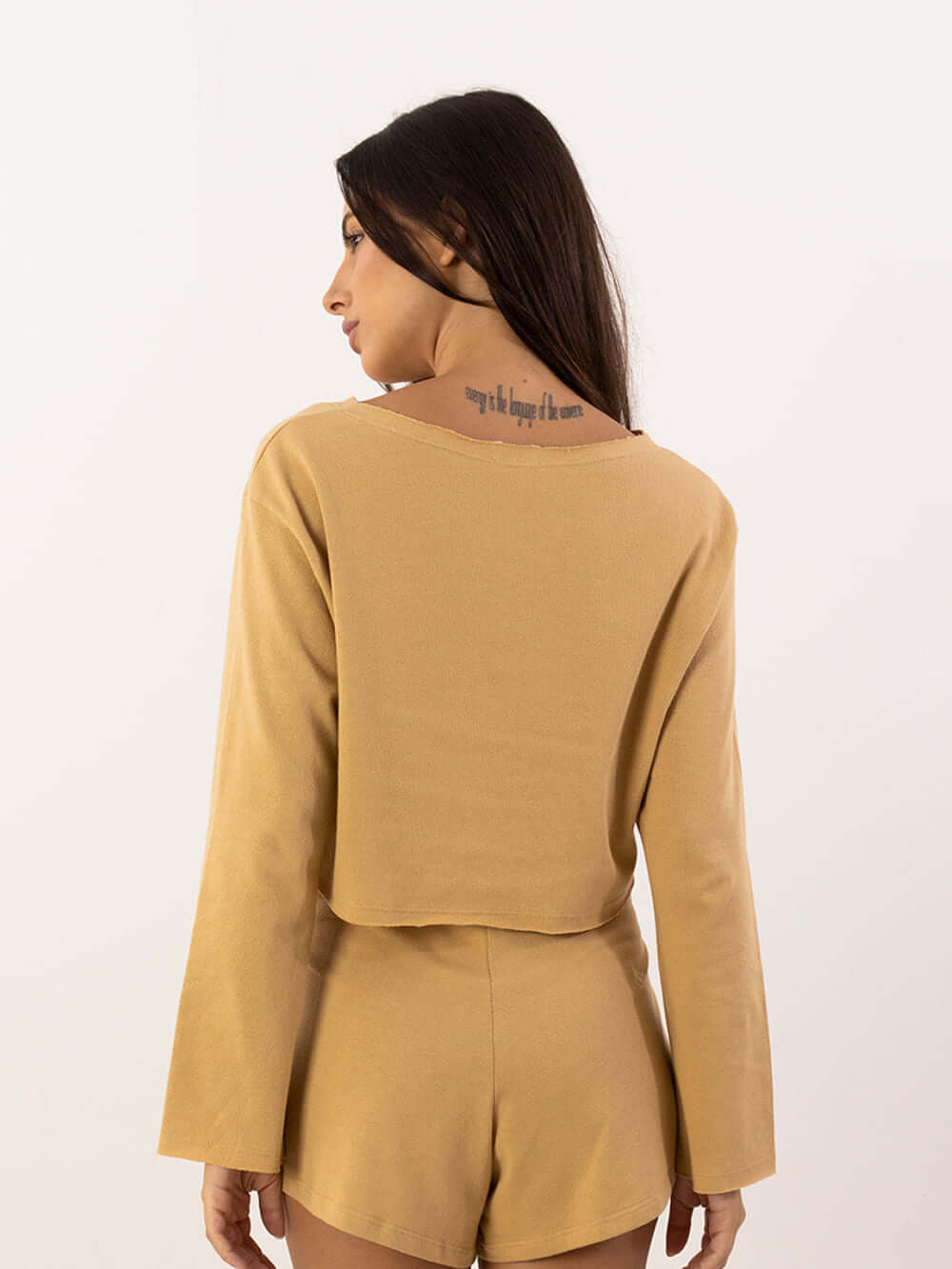 Blusa cropped caqui da marca Greenish, vista de costas, ideal para looks casuais e modernos.