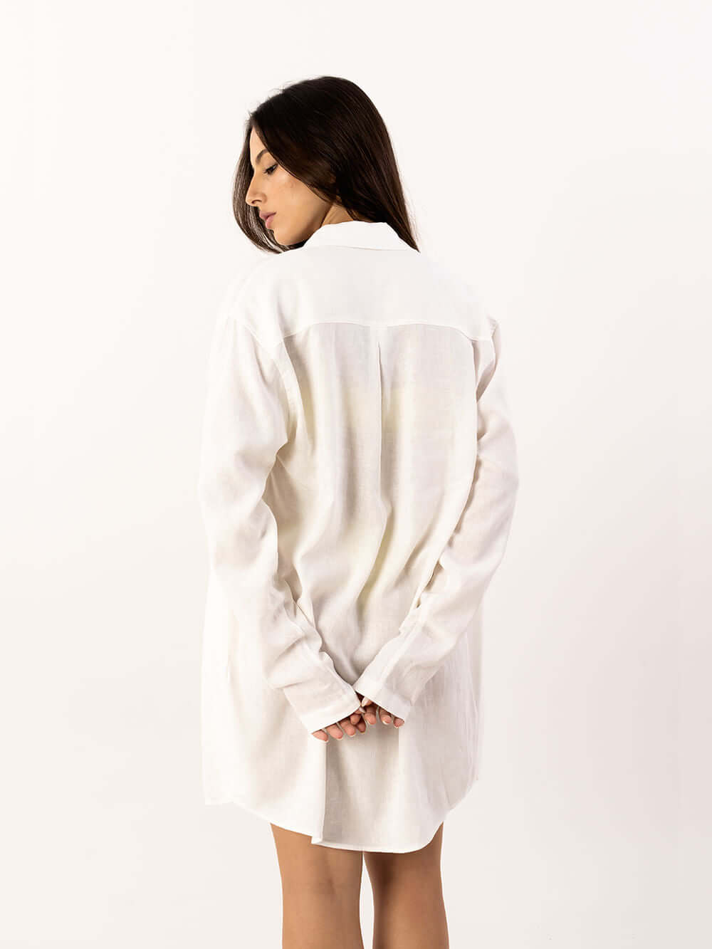 Blusa ISIS off white da marca Greenish, vista por trás, perfeita para looks casuais e elegantes.