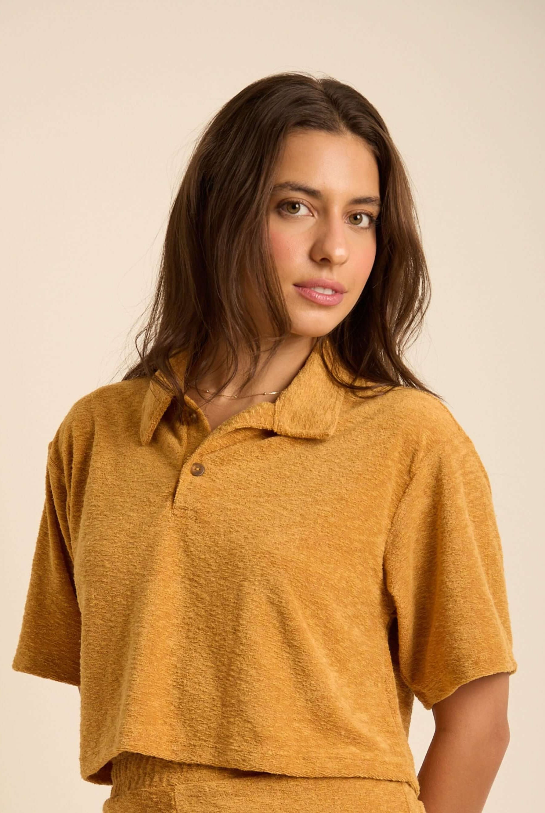 Modelo usando a Blusa Marzo Amarelo da Greenish, com gola polo e tecido UltraSoft, ideal para conforto e estilo.