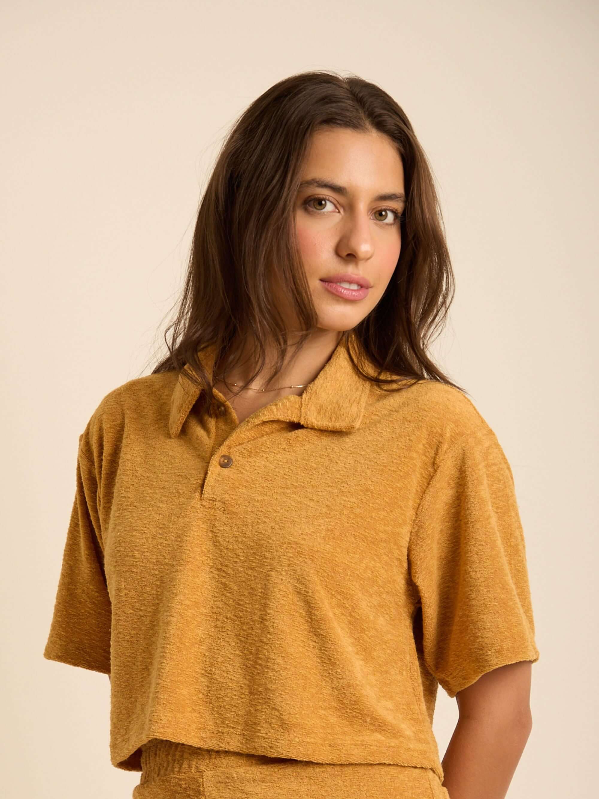 Modelo usando a Blusa Marzo Amarelo da Greenish, com gola polo e tecido UltraSoft, ideal para conforto e estilo.