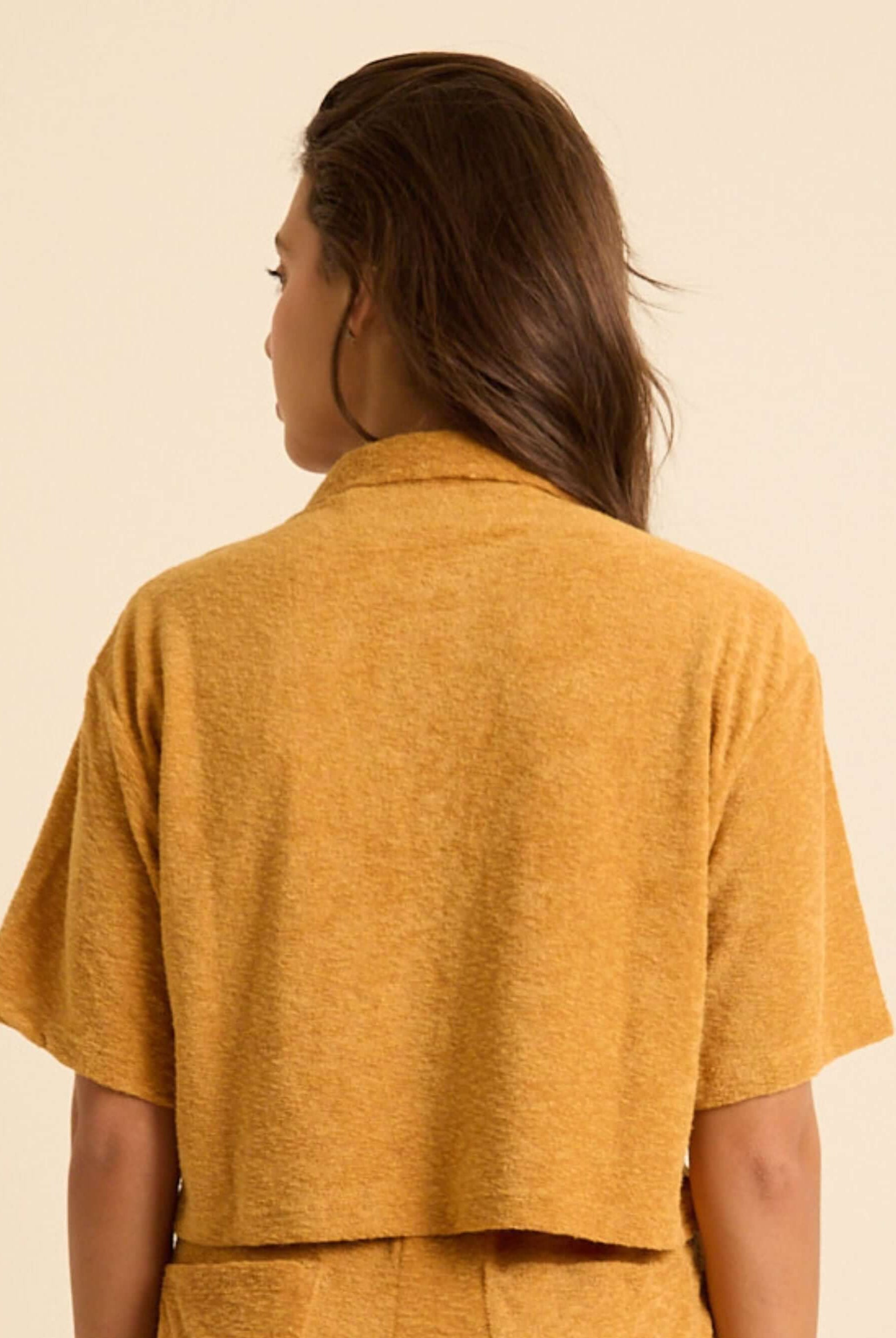 Vista traseira da Blusa Marzo - Amarelo da marca Greenish, destacando seu tecido UltraSoft e modelagem curta.