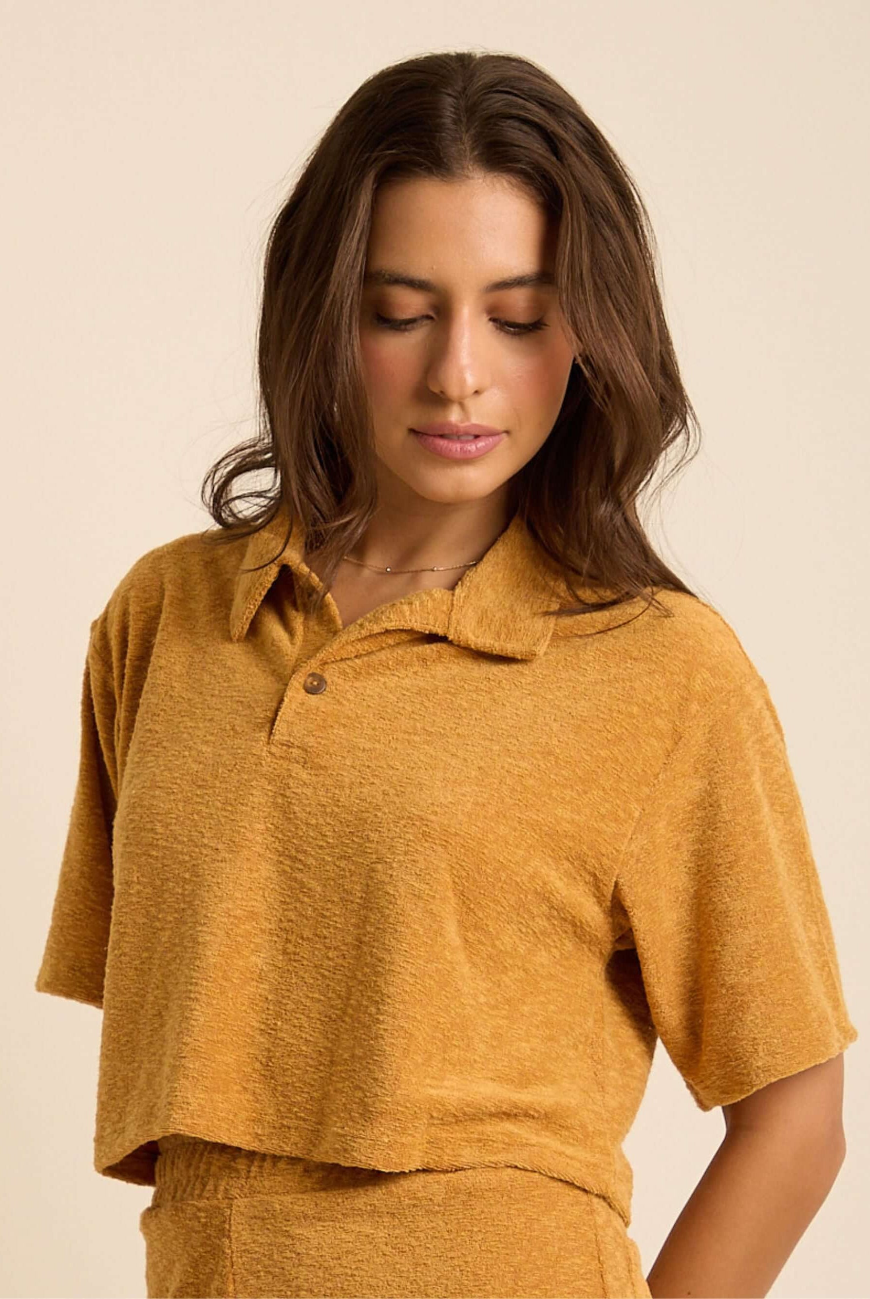 Blusa Marzo amarela da marca Greenish, confeccionada em tecido UltraSoft, com gola polo e modelagem curta.