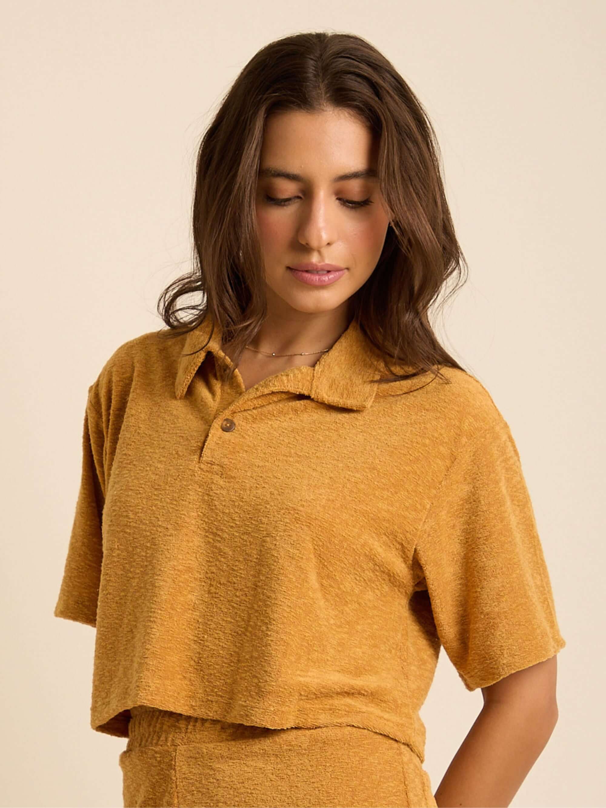 Blusa Marzo amarela da marca Greenish, confeccionada em tecido UltraSoft, com gola polo e modelagem curta.