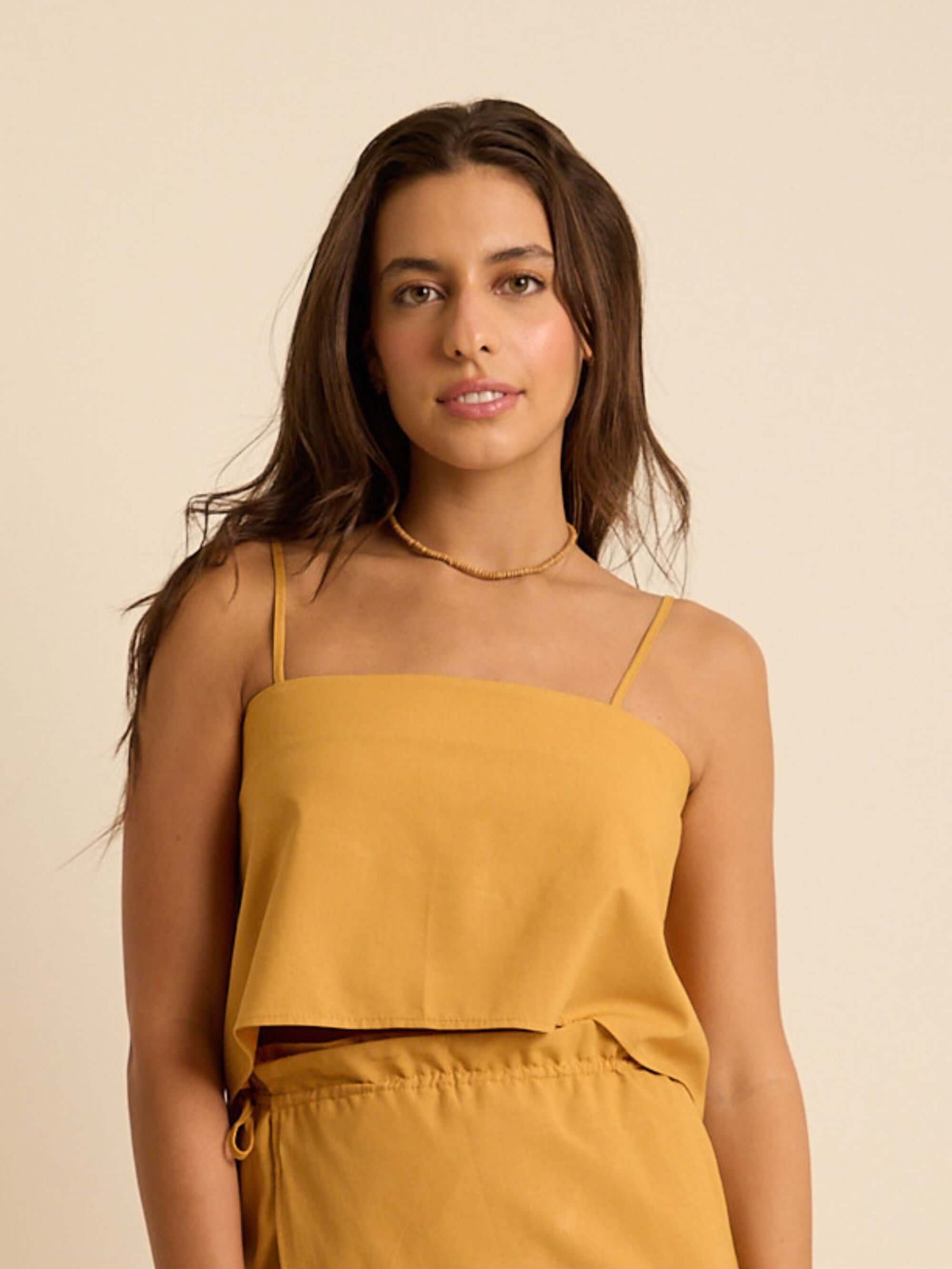 Top Double Dream Bege da Greenish: conforto e estilo para dias ensolarados com alças reguláveis.
