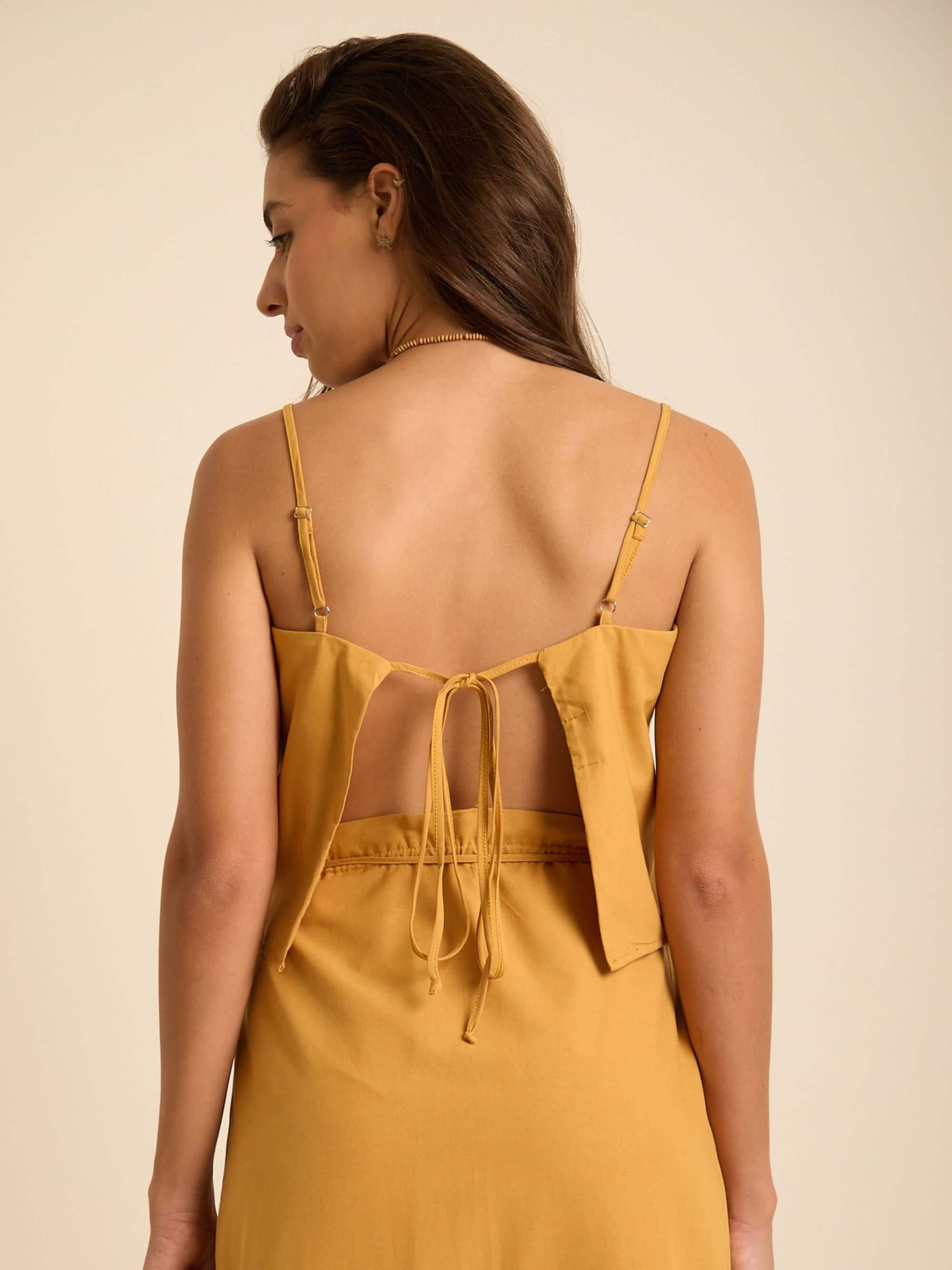 Top Double Dream bege da Greenish com alças reguláveis e design feminino, ideal para dias de sol.