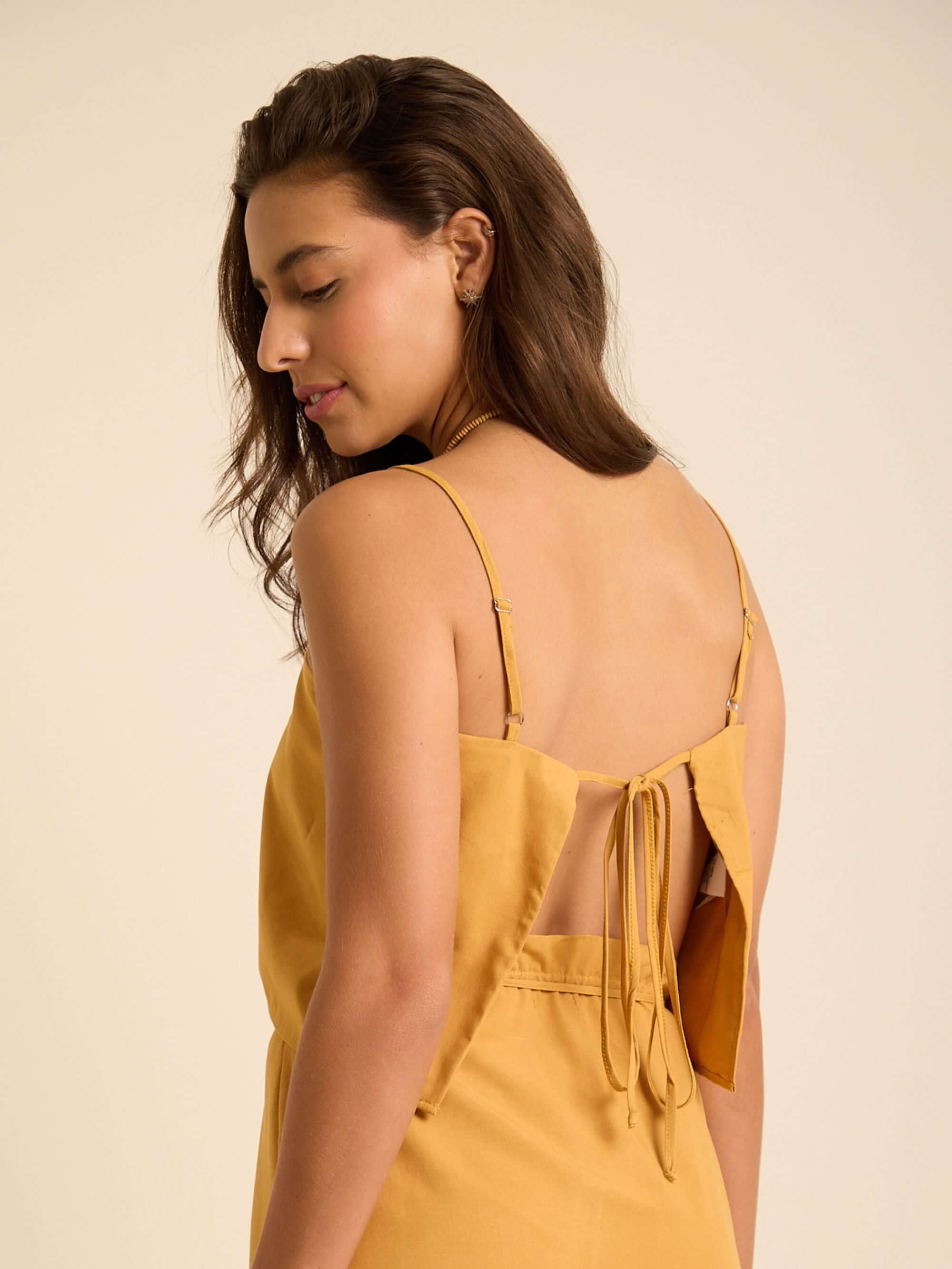 Top Double Dream Bege da Greenish, com alças reguláveis e design confortável para dias de sol.