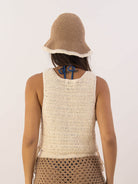 Blusa tropical de crochê da Greenish, com decote canoa e regulagem, ideal para looks praianos.