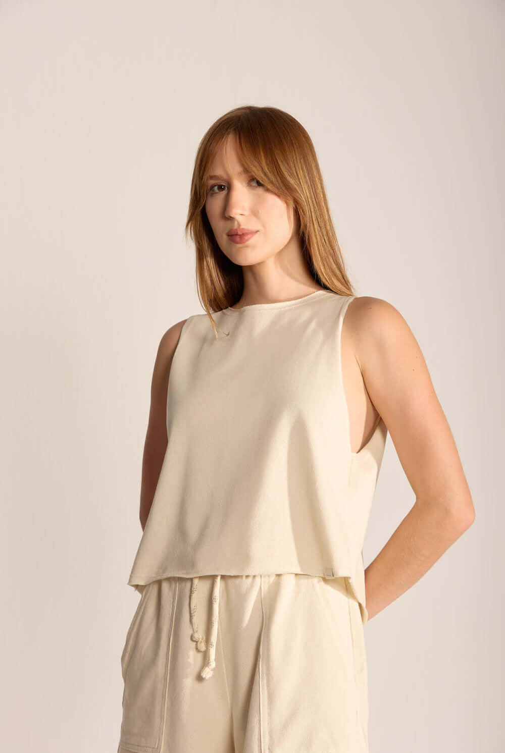 Blusa Gina bege da Greenish, confortável e versátil, ideal para looks casuais e caminhadas.