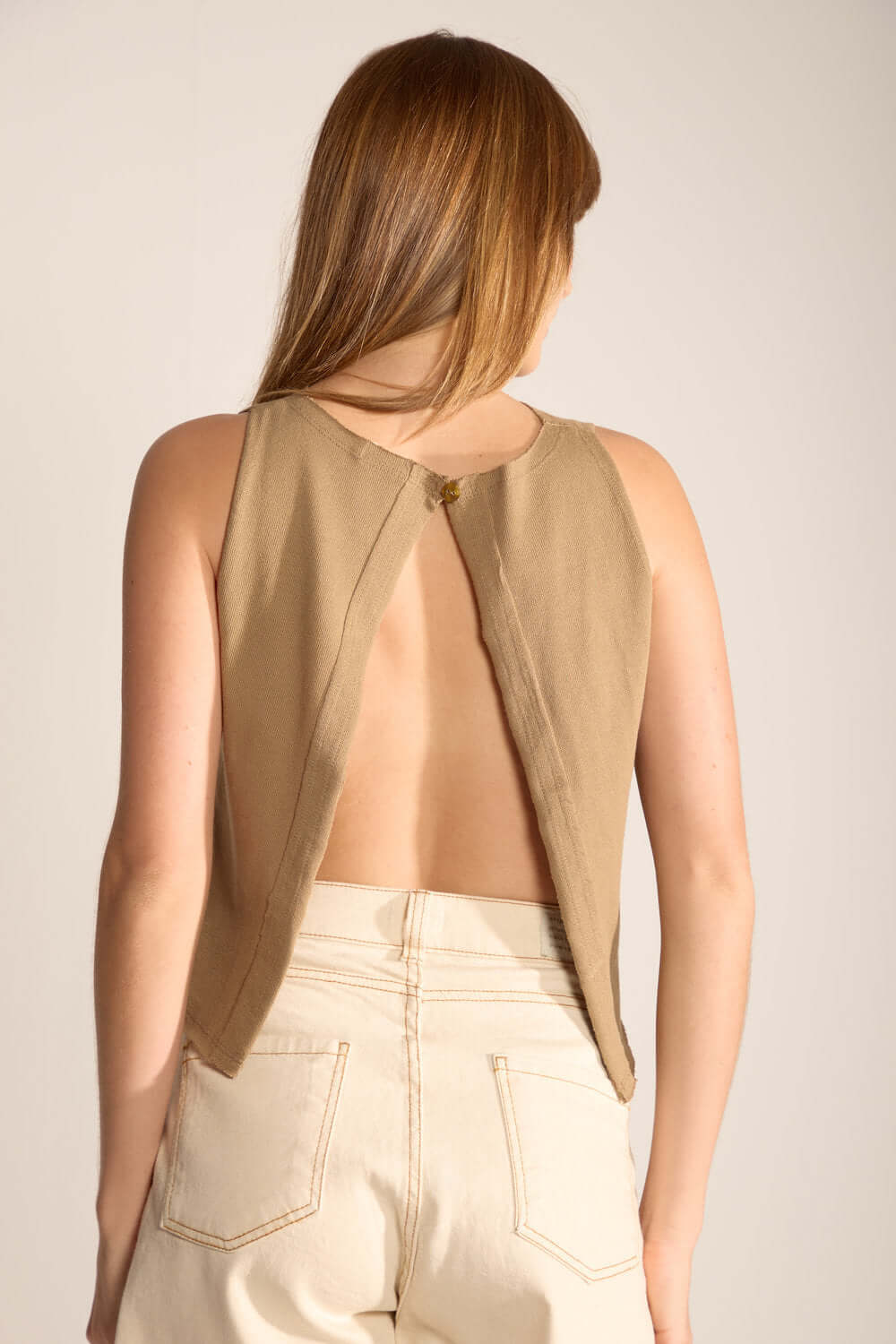 Blusa Gina Verde Musgo da Greenish, com acabamento e estilo moderno, vista de trás. Ideal para looks urbanos.