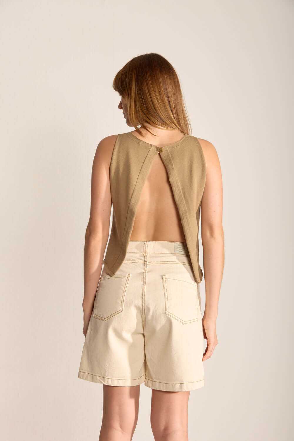 Blusa Gina Verde Musgo da Greenish, com detalhe de costas abertas, perfeita para look casual e confortável.